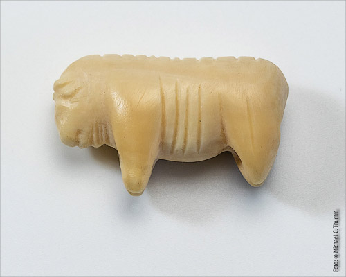 kleines Bison Geißenklösterle Mammutelfenbein - Replik von Trommer Archaeotechnik